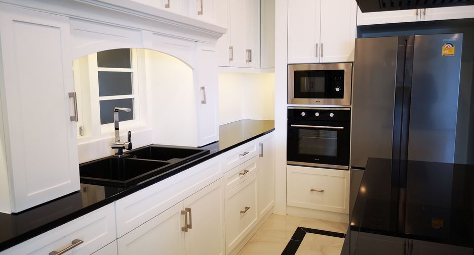 For rent 3 bedrooms condo in Yan Nawa, Bangkok