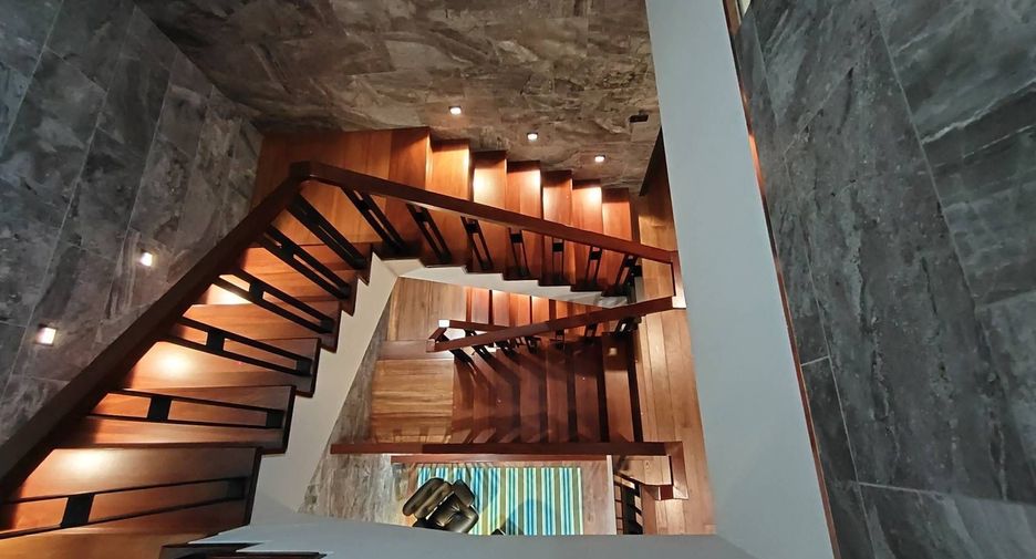 For rent 4 bedrooms house in Watthana, Bangkok