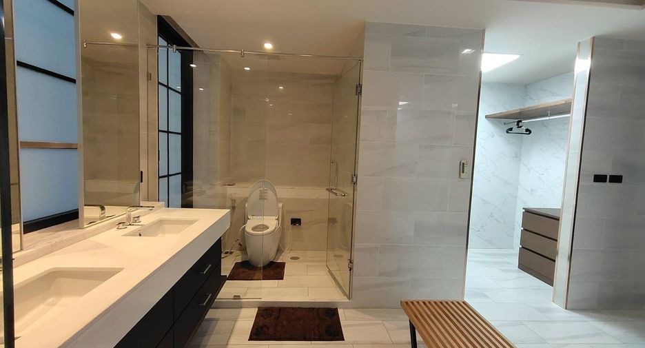 For rent 4 bedrooms house in Watthana, Bangkok