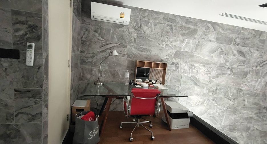 For rent 4 bedrooms house in Watthana, Bangkok