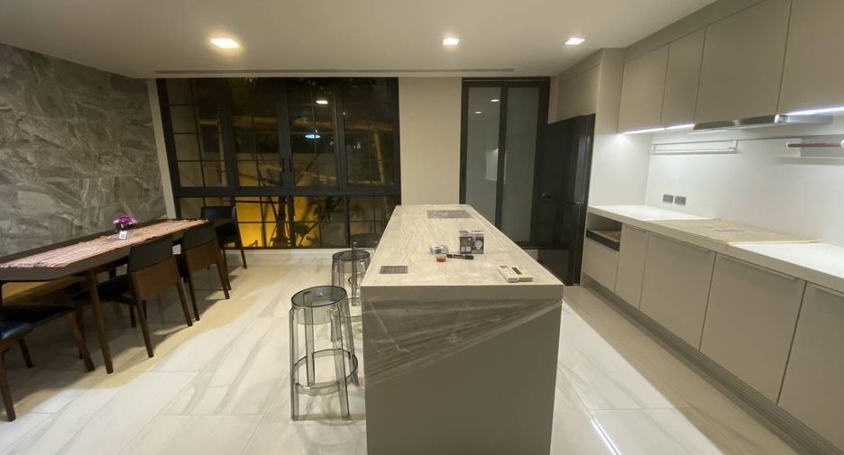 For rent 4 bedrooms house in Watthana, Bangkok