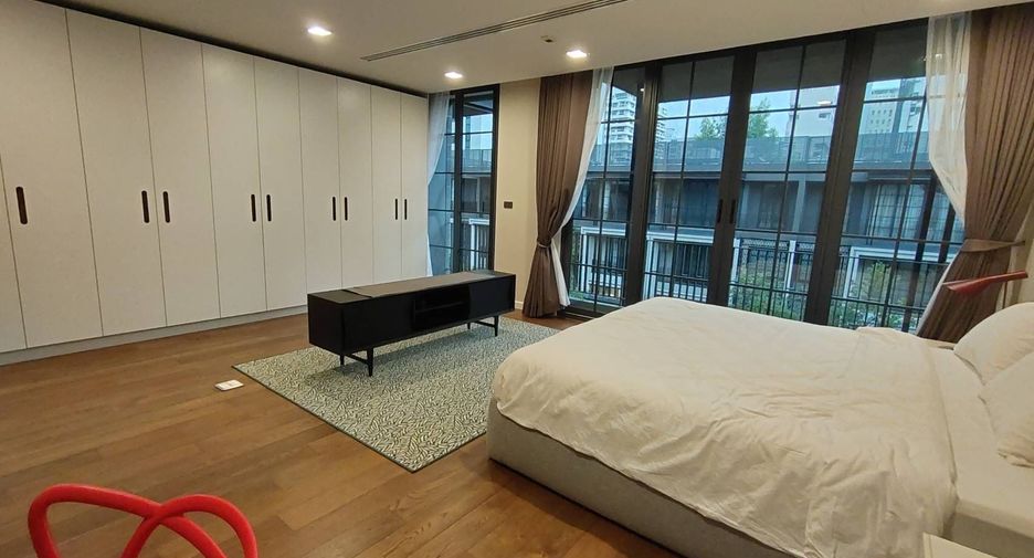 For rent 4 bedrooms house in Watthana, Bangkok