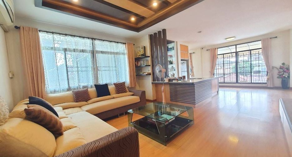For sale 5 bedrooms house in Huai Khwang, Bangkok