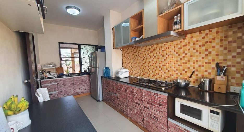 For sale 5 bedrooms house in Huai Khwang, Bangkok