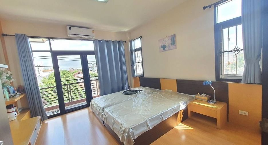 For sale 5 bedrooms house in Huai Khwang, Bangkok