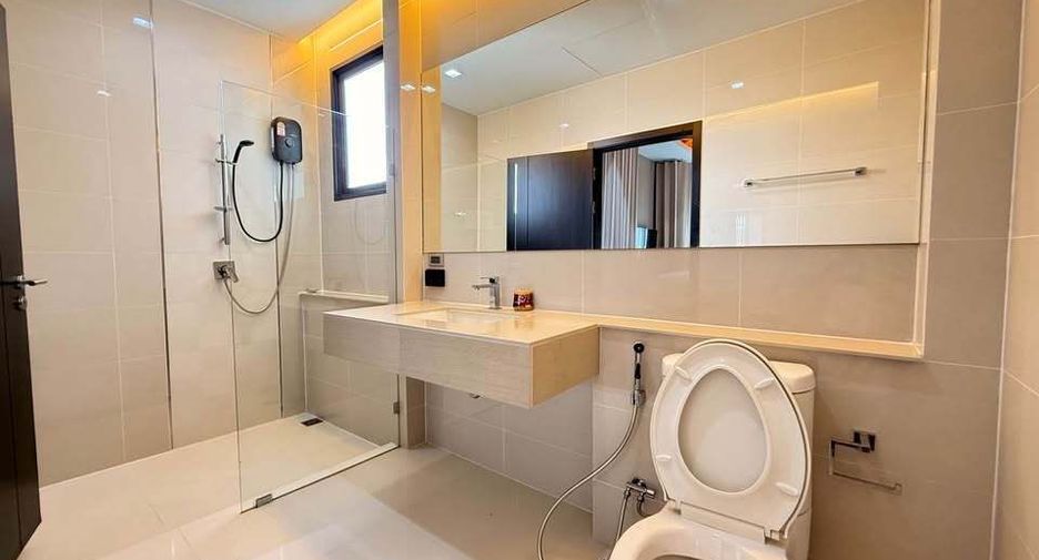 For rent 5 bedrooms townhouse in Lat Phrao, Bangkok