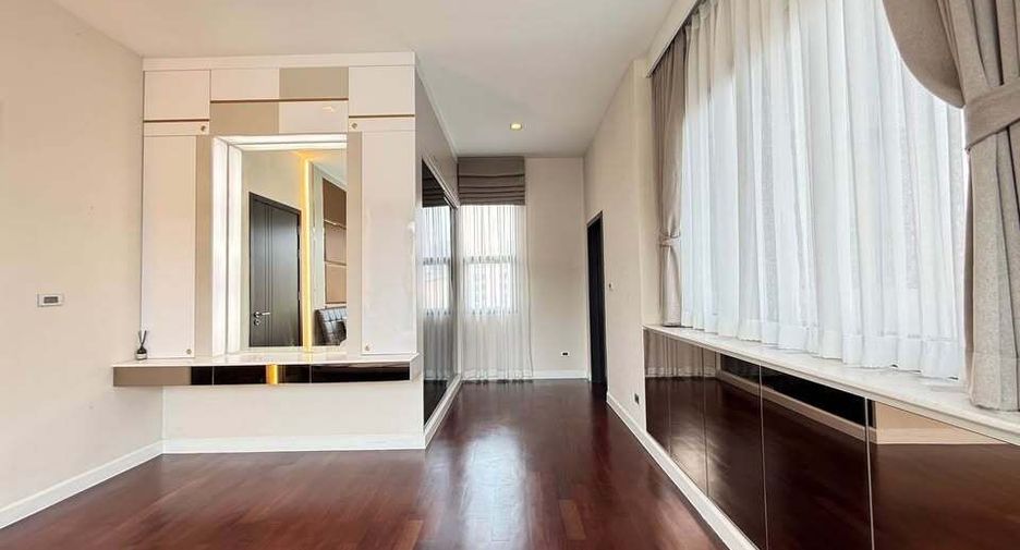 For rent 5 bedrooms townhouse in Lat Phrao, Bangkok