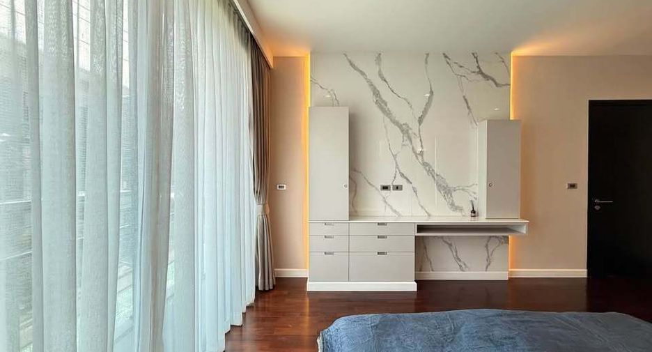 For rent 5 bedrooms townhouse in Lat Phrao, Bangkok