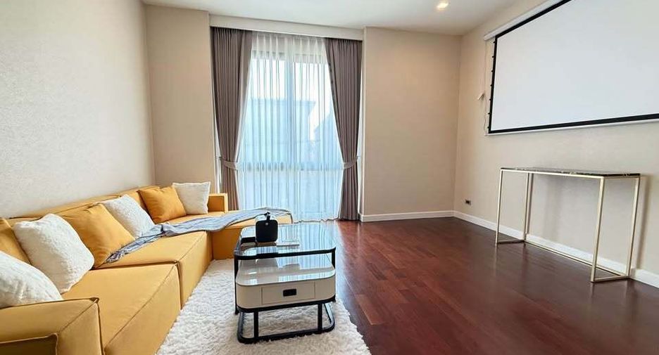 For rent 5 bedrooms townhouse in Lat Phrao, Bangkok
