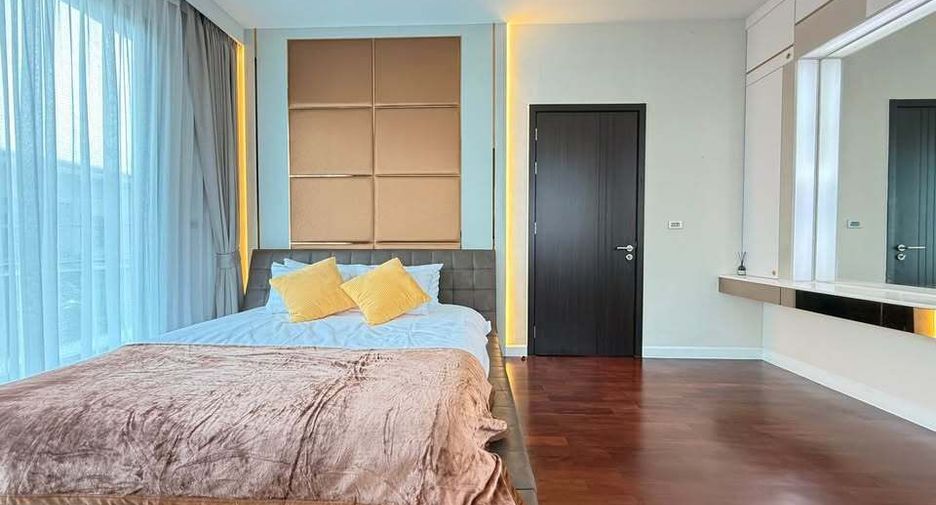 For rent 5 bedrooms townhouse in Lat Phrao, Bangkok