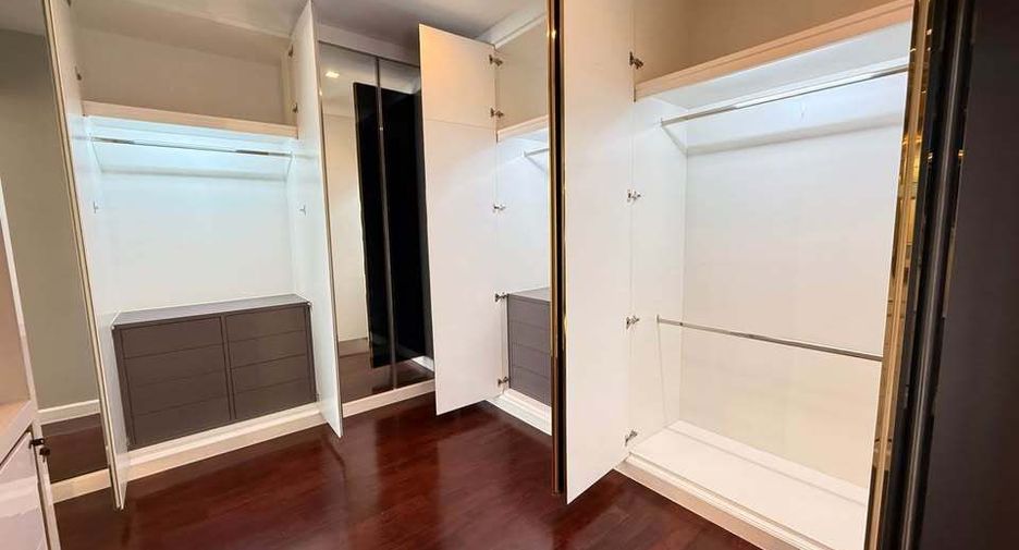 For rent 5 bedrooms townhouse in Lat Phrao, Bangkok