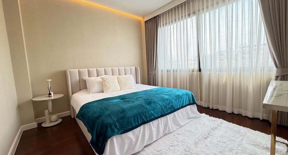 For rent 5 bedrooms townhouse in Lat Phrao, Bangkok