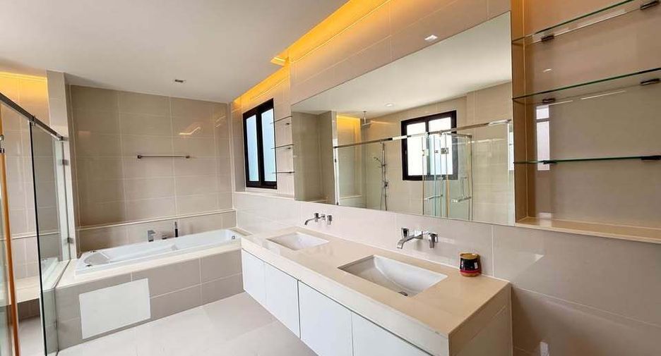 For rent 5 bedrooms townhouse in Lat Phrao, Bangkok