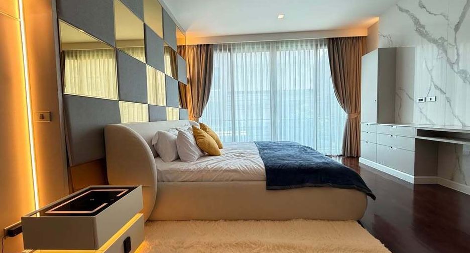For rent 5 bedrooms townhouse in Lat Phrao, Bangkok