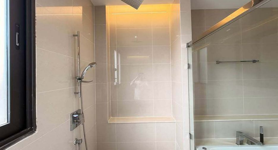 For rent 5 bedrooms townhouse in Lat Phrao, Bangkok