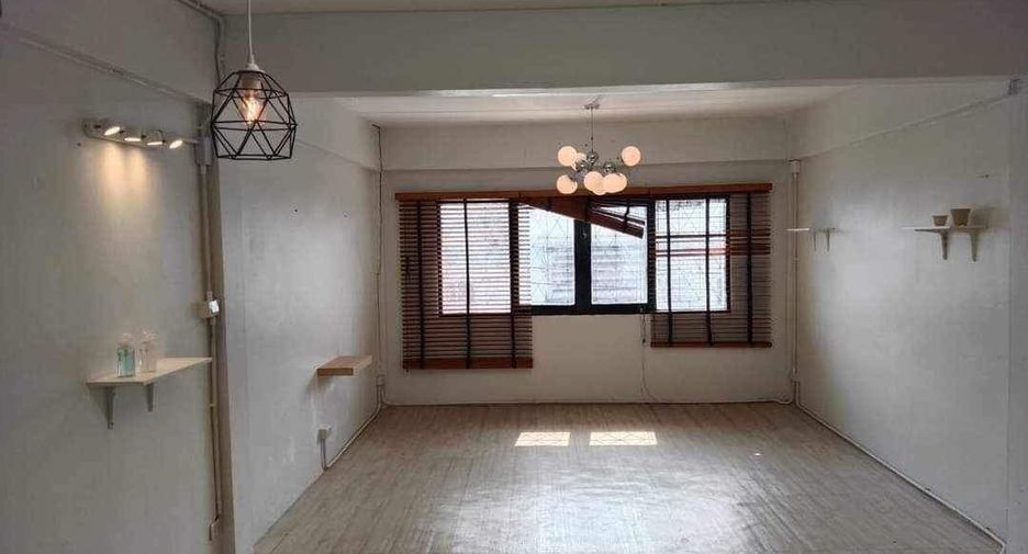 For rent 2 bedrooms retail Space in Bang Kapi, Bangkok