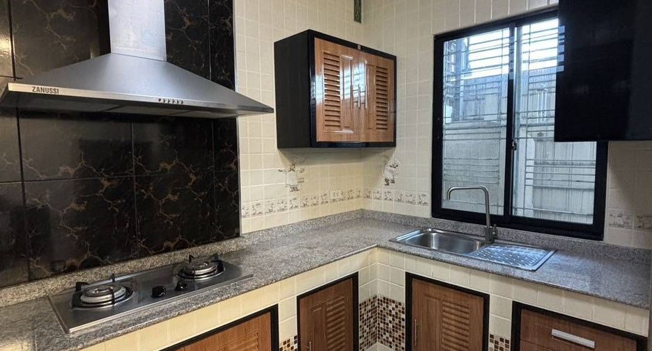 For rent 3 bedrooms townhouse in Bang Khae, Bangkok