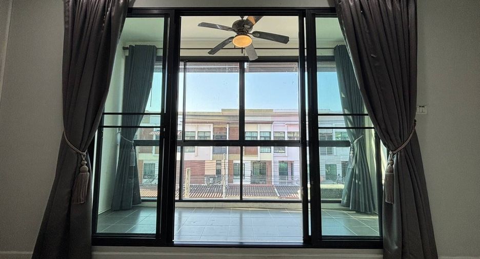 For rent 3 bedrooms townhouse in Bang Khae, Bangkok