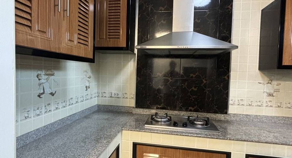 For rent 3 bedrooms townhouse in Bang Khae, Bangkok