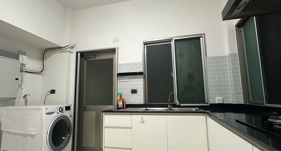 For rent 4 bedrooms house in Lat Krabang, Bangkok