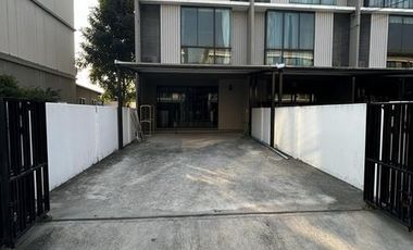 Casa adosada en venta y en alquiler de 3 habitaciones en Khan Na Yao, Bangkok