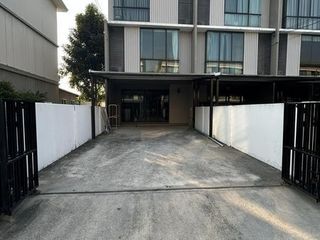 Casa adosada en venta y en alquiler de 3 habitaciones en Khan Na Yao, Bangkok