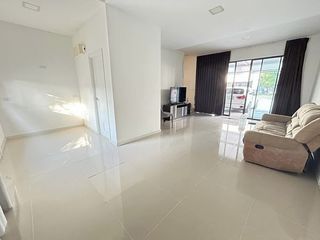 Casa adosada en venta y en alquiler de 3 habitaciones en Khan Na Yao, Bangkok