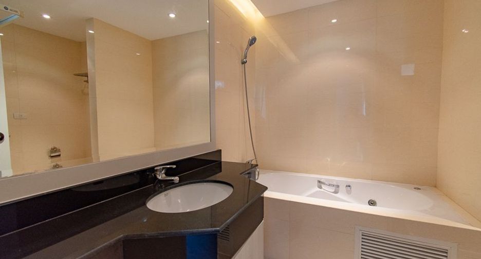 For rent 2 bedrooms apartment in Watthana, Bangkok