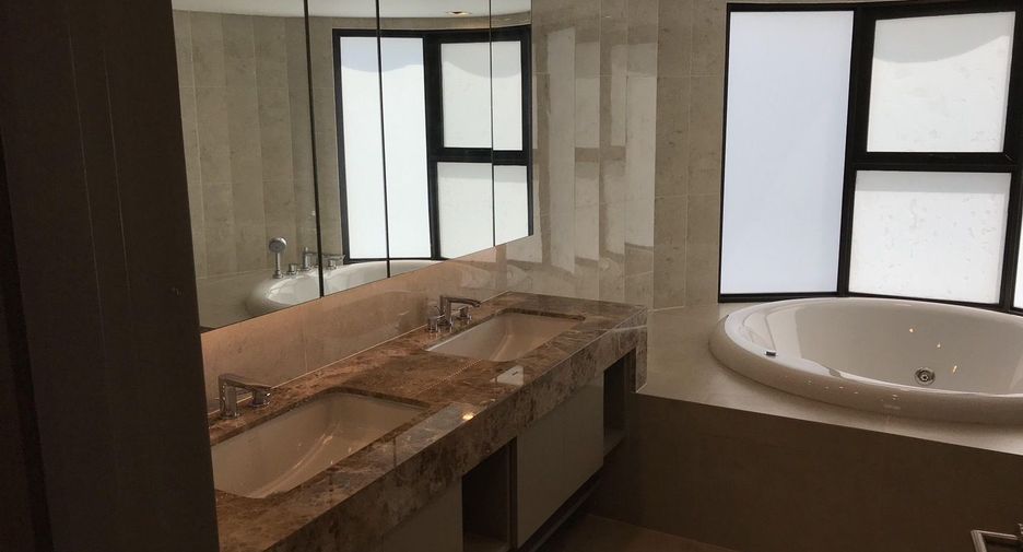 Condo en alquiler de 4 habitaciones en Khlong Toei, Bangkok