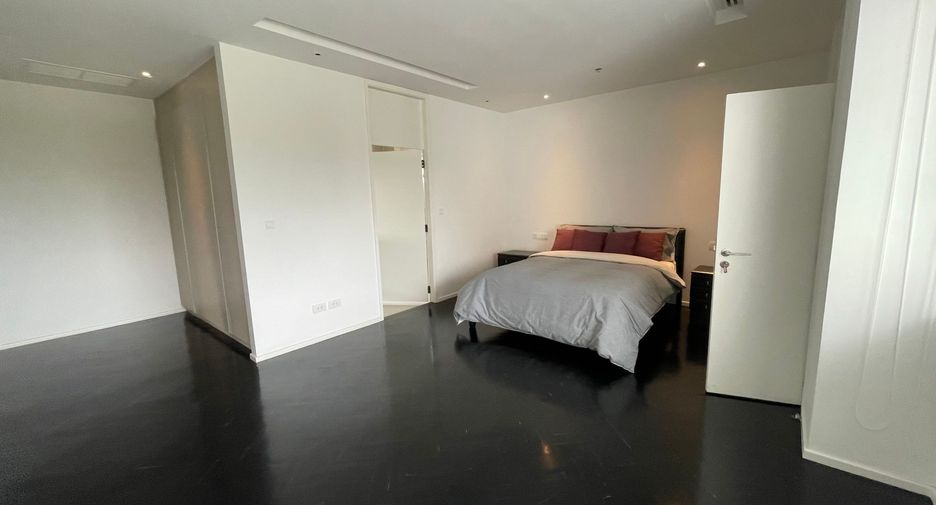 For rent 4 bedrooms condo in Sathon, Bangkok