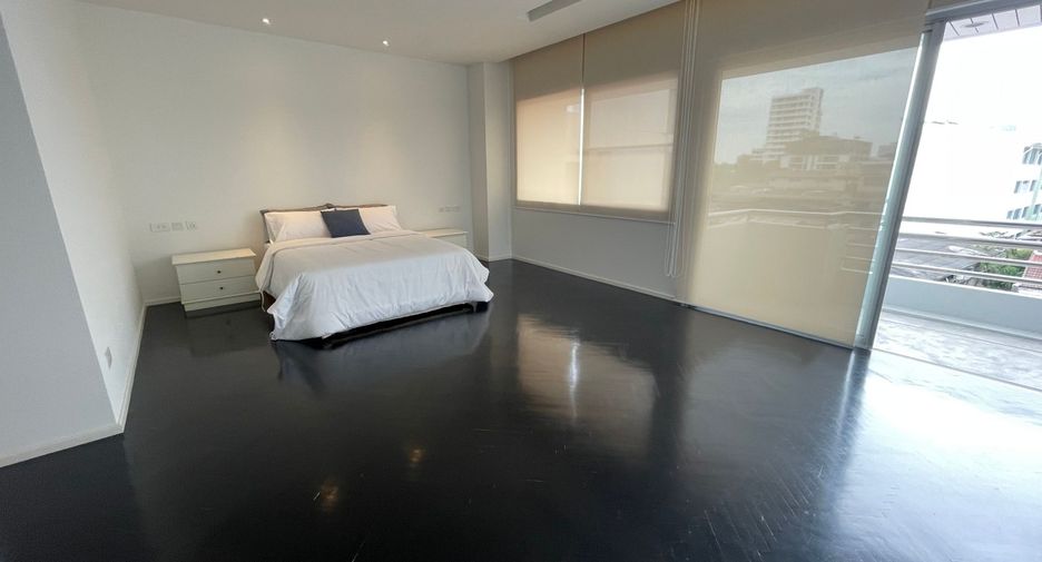 For rent 4 bedrooms condo in Sathon, Bangkok