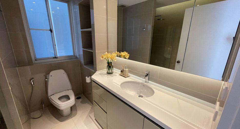 For rent 4 bedrooms condo in Sathon, Bangkok