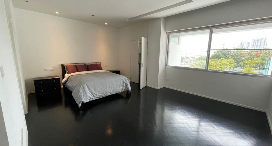 For rent 4 bedrooms condo in Sathon, Bangkok