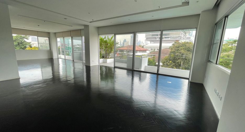 For rent 4 bedrooms condo in Sathon, Bangkok