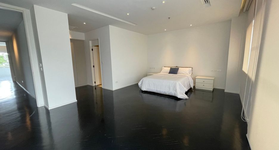 For rent 4 bedrooms condo in Sathon, Bangkok