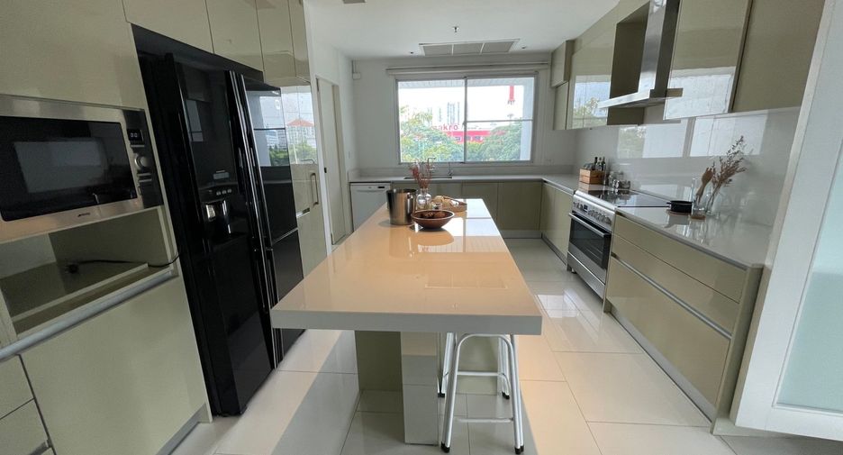 For rent 4 bedrooms condo in Sathon, Bangkok