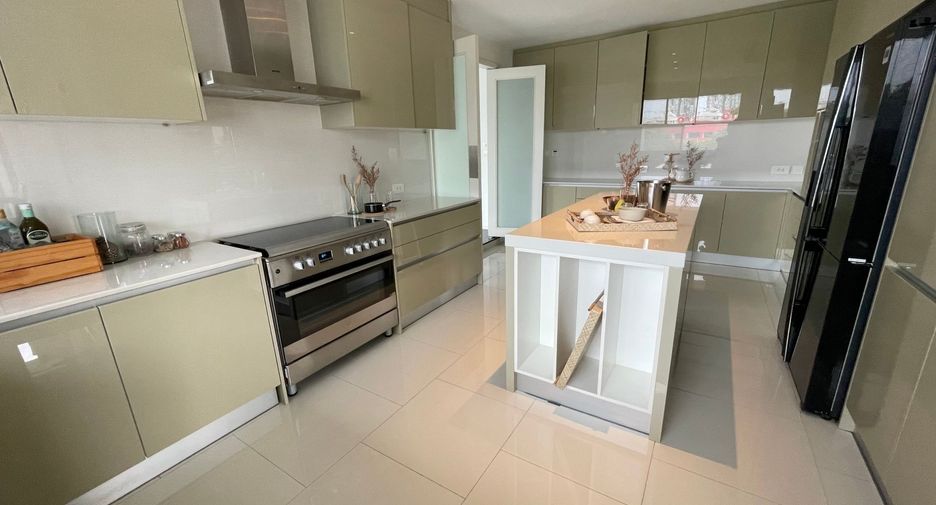 For rent 4 bedrooms condo in Sathon, Bangkok