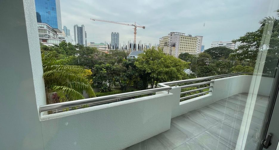 For rent 4 bedrooms condo in Sathon, Bangkok