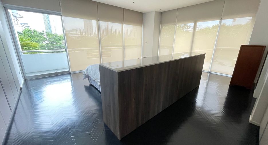For rent 4 bedrooms condo in Sathon, Bangkok