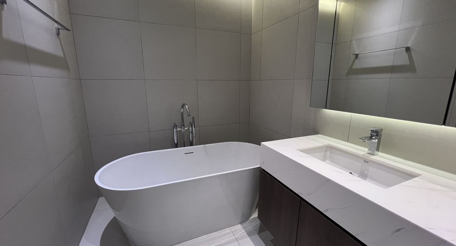 For rent 3 bedrooms condo in Khlong Toei, Bangkok