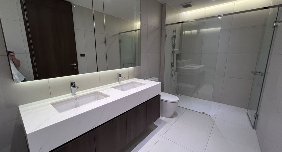 For rent 3 bedrooms condo in Khlong Toei, Bangkok