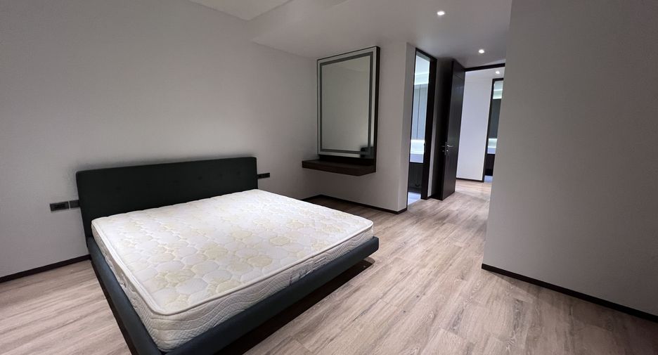 For rent 3 bedrooms condo in Khlong Toei, Bangkok