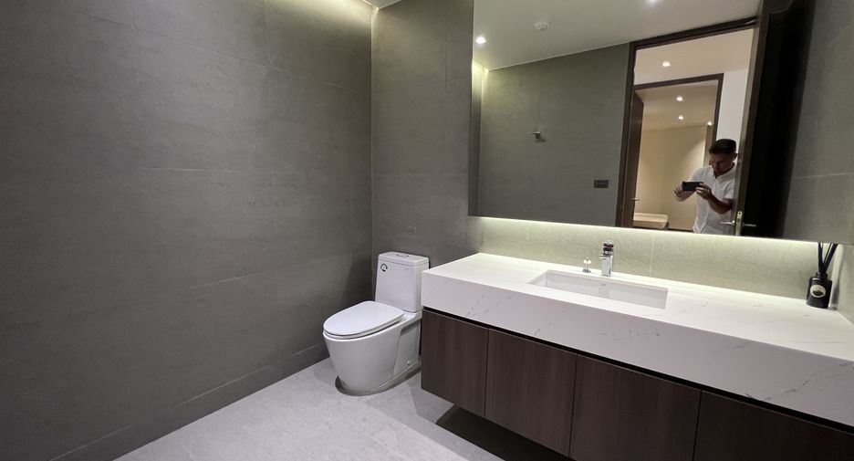 For rent 3 bedrooms condo in Khlong Toei, Bangkok