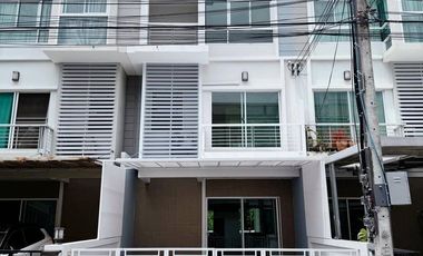 For sale 3 bedrooms townhouse in Prawet, Bangkok