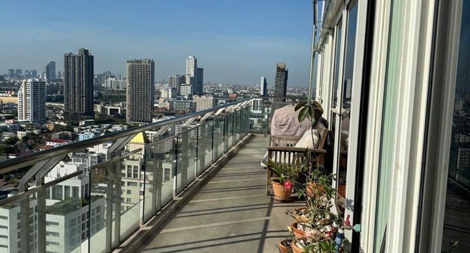 For rent 3 bedrooms condo in Watthana, Bangkok