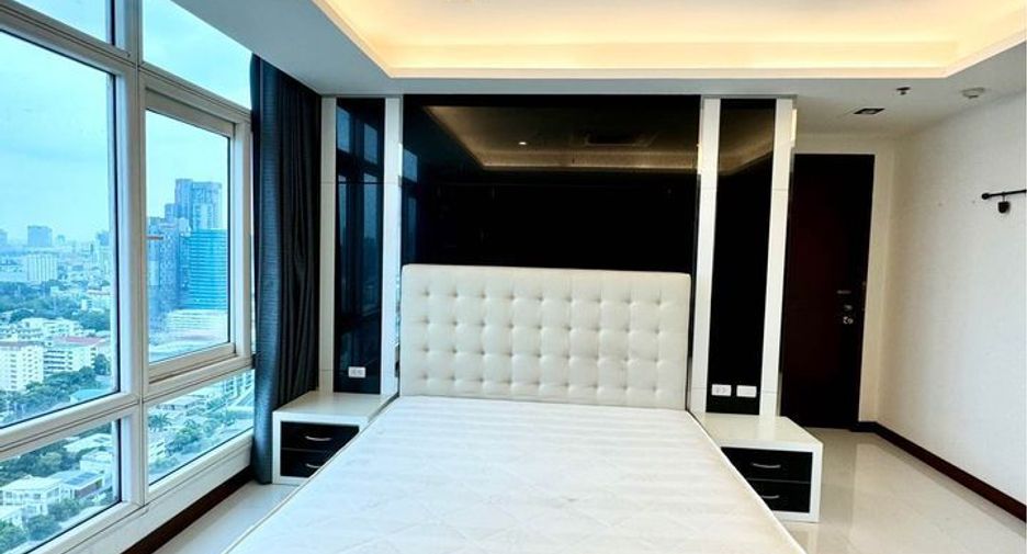 For rent 3 bedrooms condo in Watthana, Bangkok