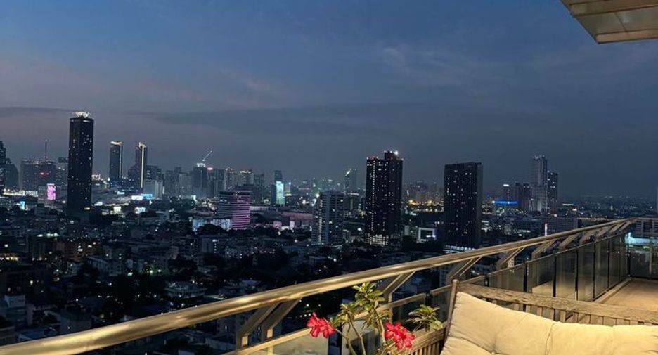 For rent 3 bedrooms condo in Watthana, Bangkok