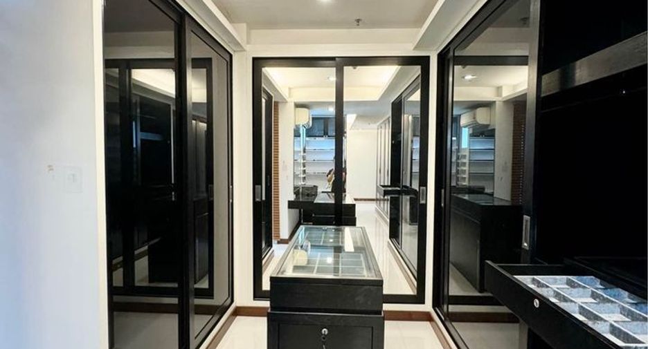 For rent 3 bedrooms condo in Watthana, Bangkok