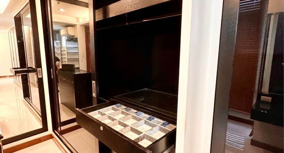 For rent 3 bedrooms condo in Watthana, Bangkok