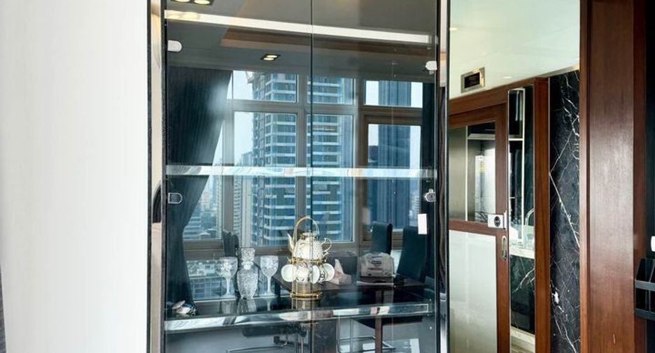 For rent 3 bedrooms condo in Watthana, Bangkok